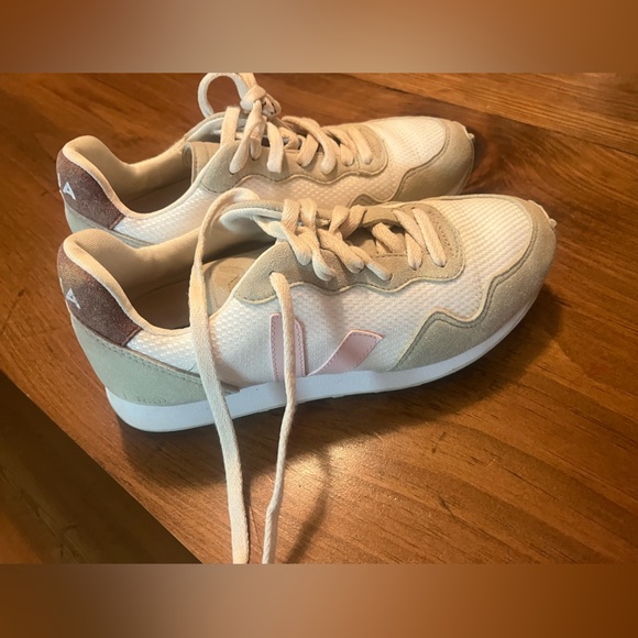 Great condition VEJA Rio Branco size 7 smoke pet free home - Picture 1 of 8